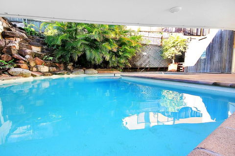 Monterey Lodge Unit 10 27 Warne Terrace Kings Beach - Accommodation Noosa 2