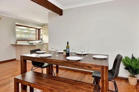 NEW PropertyBreezy Bayside Haven At Brightwaters - Accommodation Noosa 3