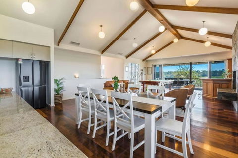 Mountain Majesty With Poolside Relaxing Getaway - Accommodation Noosa 0
