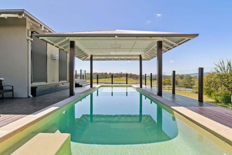 Mountain Majesty With Poolside Relaxing Getaway - Accommodation Noosa 1