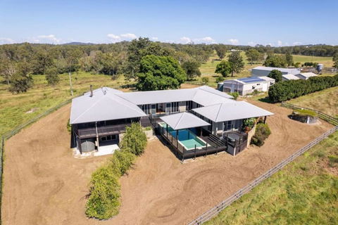 Mountain Majesty With Poolside Relaxing Getaway - Accommodation Noosa 2