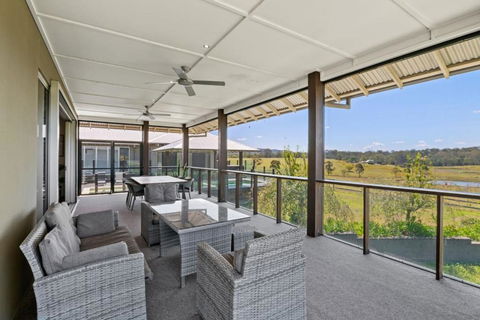 Mountain Majesty With Poolside Relaxing Getaway - Accommodation Noosa 1