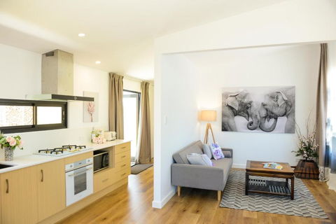 Myrtle Tree Lodge - Trunks - Accommodation Noosa 0
