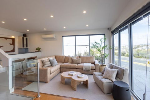 NEW Pleasant View Stays TORQUAY - Accommodation Noosa 0