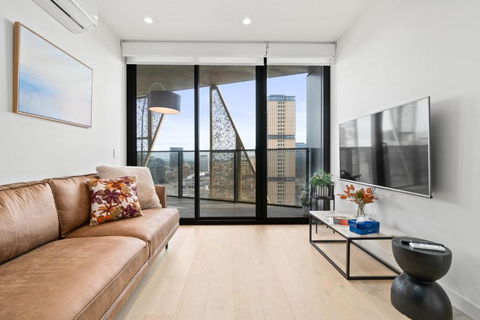 NEW Skyline View Luxury Apt Homey Heart Of ADL - Accommodation Noosa 0