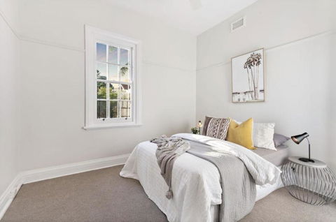 NEWLY RENOVATED LARGE 3.5 BDRM HOUSE! BEST OF MELB - Accommodation Noosa 3