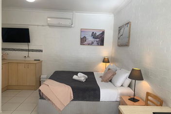 Ocean Shores Motel with Accommodation Noosa