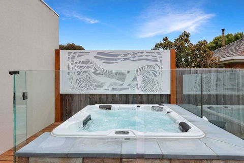 OG Spa Retreat- 3 Bedroom, Spa, Central, Aircon - Accommodation Noosa 0