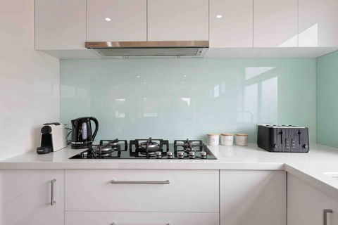 OG Spa Retreat- 3 Bedroom, Spa, Central, Aircon - Accommodation Noosa 2