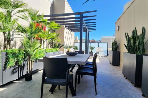 Penthouse With Private Terrace, Parking + 2 Pools - Accommodation Noosa 1