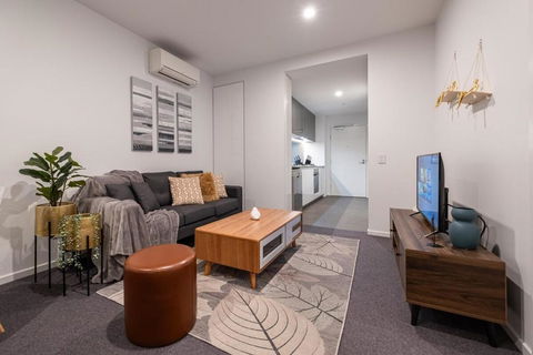 Pleasant &bright 2br2ba Apt Footscray Pool - Accommodation Noosa 1
