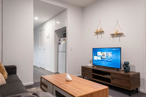 Pleasant &bright 2br2ba Apt Footscray Pool - Accommodation Noosa 2