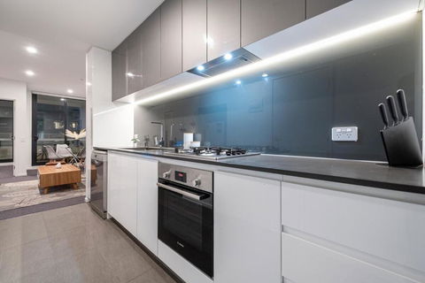 Pleasant &bright 2br2ba Apt Footscray Pool - Accommodation Noosa 3