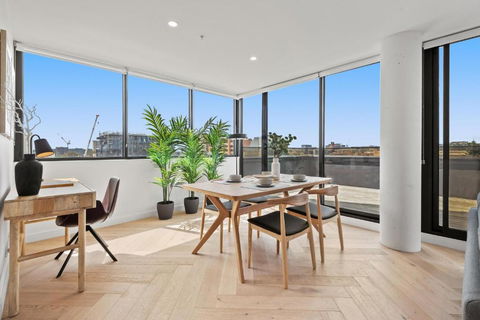 Polished 2-Bed Apartment With Gorgeous City Views - Accommodation Noosa 3