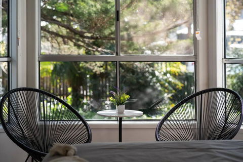 Popular Central Location King Bed The Repose - Accommodation Noosa 0