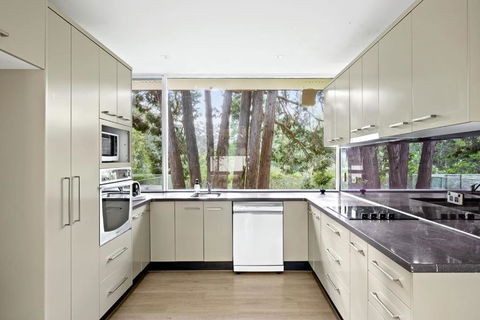 Quaint Queen Room - Central Location At Pymble - Shared Bathroom - Accommodation Noosa 2