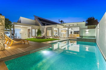 Raven6, Noosa Sound with Accommodation Noosa