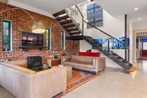 Quaint 4-Bed With Backyard 5-Min To The Beach - Accommodation Noosa 0