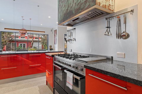 Quaint 4-Bed With Backyard 5-Min To The Beach - Accommodation Noosa 2