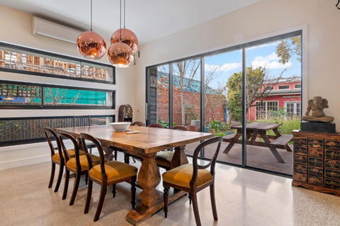 Quaint 4-Bed With Backyard 5-Min To The Beach - Accommodation Noosa 3