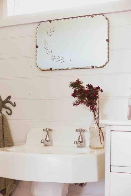 Quaint And Intimate 1-bed Seaside Cottage - Accommodation Noosa 3