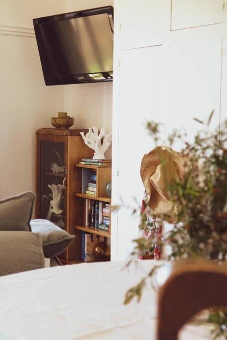 Quaint And Intimate 1-bed Seaside Cottage - Accommodation Noosa 1