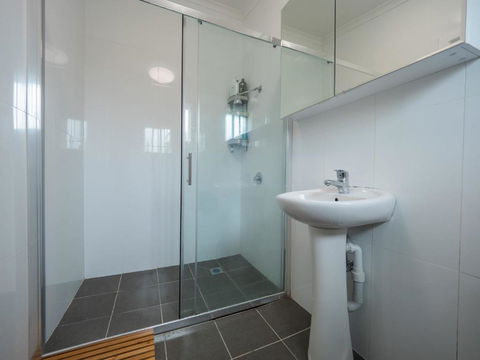 Quaint Double Or Queen Room - Mins To Stations&UNSW - Shared Bathroom - Accommodation Noosa 3
