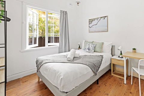 Quaint Double Room - Seconds To Shops & Eateries - Shared Bathroom - Accommodation Noosa 0