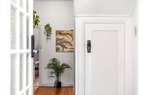Quaint Double Room - Seconds To Shops & Eateries - Shared Bathroom - Accommodation Noosa 3