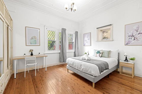 Quaint Double Room - Seconds To Shops & Eateries - Shared Bathroom - Accommodation Noosa 1