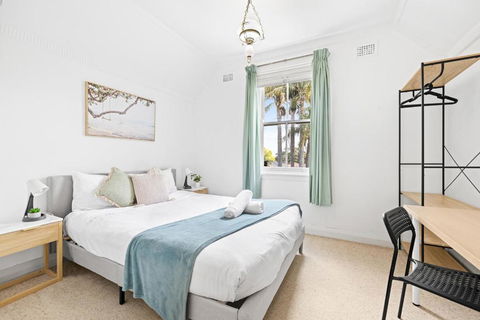 Quaint Double Room - Seconds To Shops & Eateries - Shared Bathroom - Accommodation Noosa 2