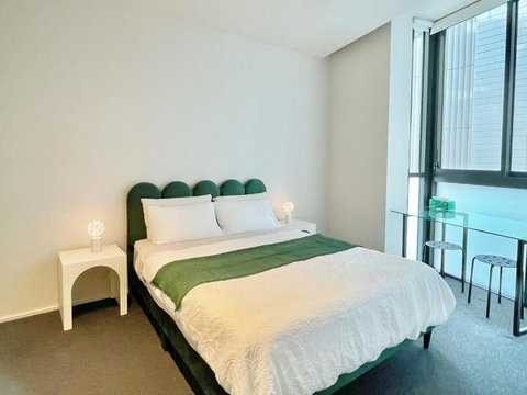 RARE Luxury Waterfront Living - Accommodation Noosa 2