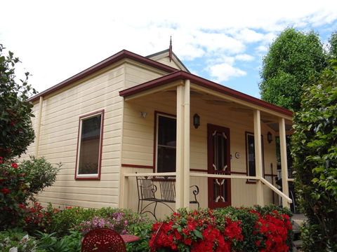Autumn Affair Cottage 6 - Accommodation Noosa 1