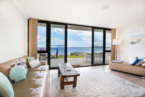Azure Absolute Beachfront - Pet Friendly - Accommodation Noosa 2