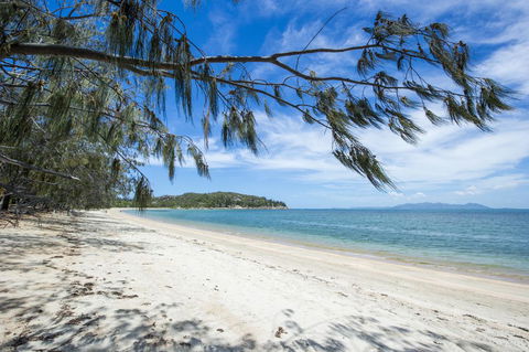 Azure On Geoffrey Bay - Accommodation Noosa 0