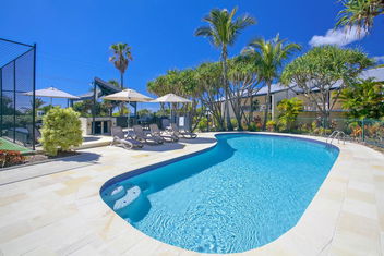Beach Breakers Resort with Accommodation Noosa