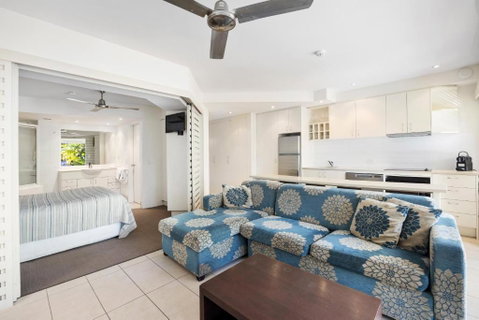 Resort Style Escape On Hastings Street - Accommodation Noosa 3