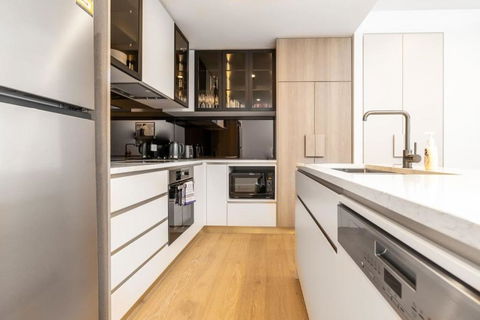 Restful Apt Near ANZAC Park West - Accommodation Noosa 3