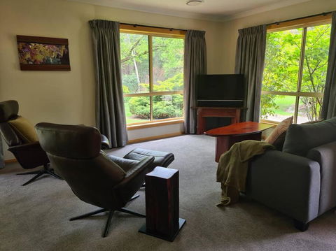 REDGUM RETREAT BRIGHT - Luxury Spa Villa - Accommodation Noosa 2