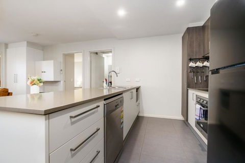 Relaxing 2BR Stay Near South Point Tuggeranong - Accommodation Noosa 2