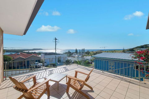 Retro Beach House - Accommodation Noosa 0