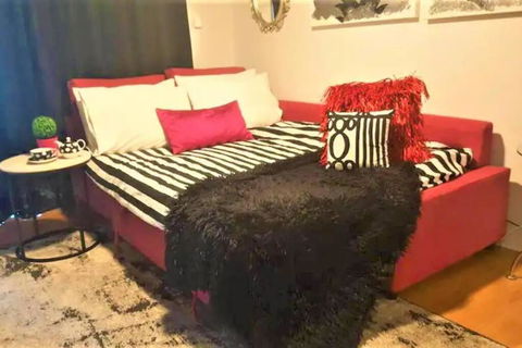 Retro Chic Vibes, Tropical Pool & Prime Location - Accommodation Noosa 1