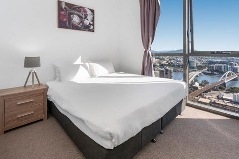River-View Unit With Rooftop Pool Near Museums - Accommodation Noosa 3