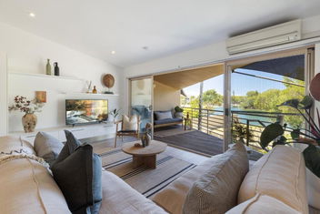Riverfront Luxury, Poolside, Near Hastings with Accommodation Noosa