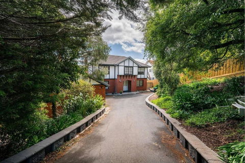 Riveting House With Incredible Water-view At SandyBay - Accommodation Noosa 0