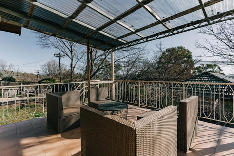 Restful Canberra Retreat In Spacious Terrace Home - Accommodation Noosa 2