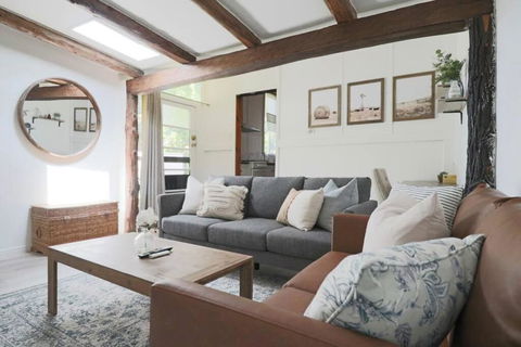 Rustic Chic 200 Metres From CBD - Accommodation Noosa 0