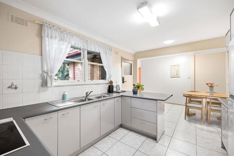 Rustic Queen Room - Located At Serene Street In Pymble - Shared Bathroom - Accommodation Noosa 3