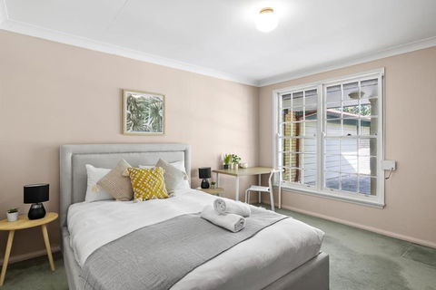 Rustic Queen Room - Located At Serene Street In Pymble - Shared Bathroom - Accommodation Noosa 0