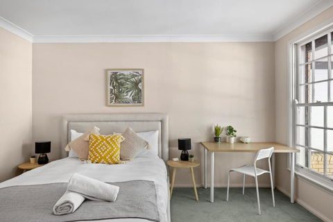 Rustic Queen Room - Located At Serene Street In Pymble - Shared Bathroom - Accommodation Noosa 1